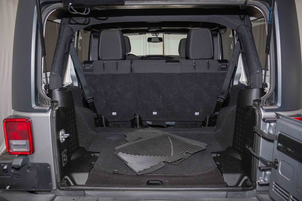 Used 2018 Jeep Wrangler Unlimited Rubicon w/ Cold Weather Group image 23