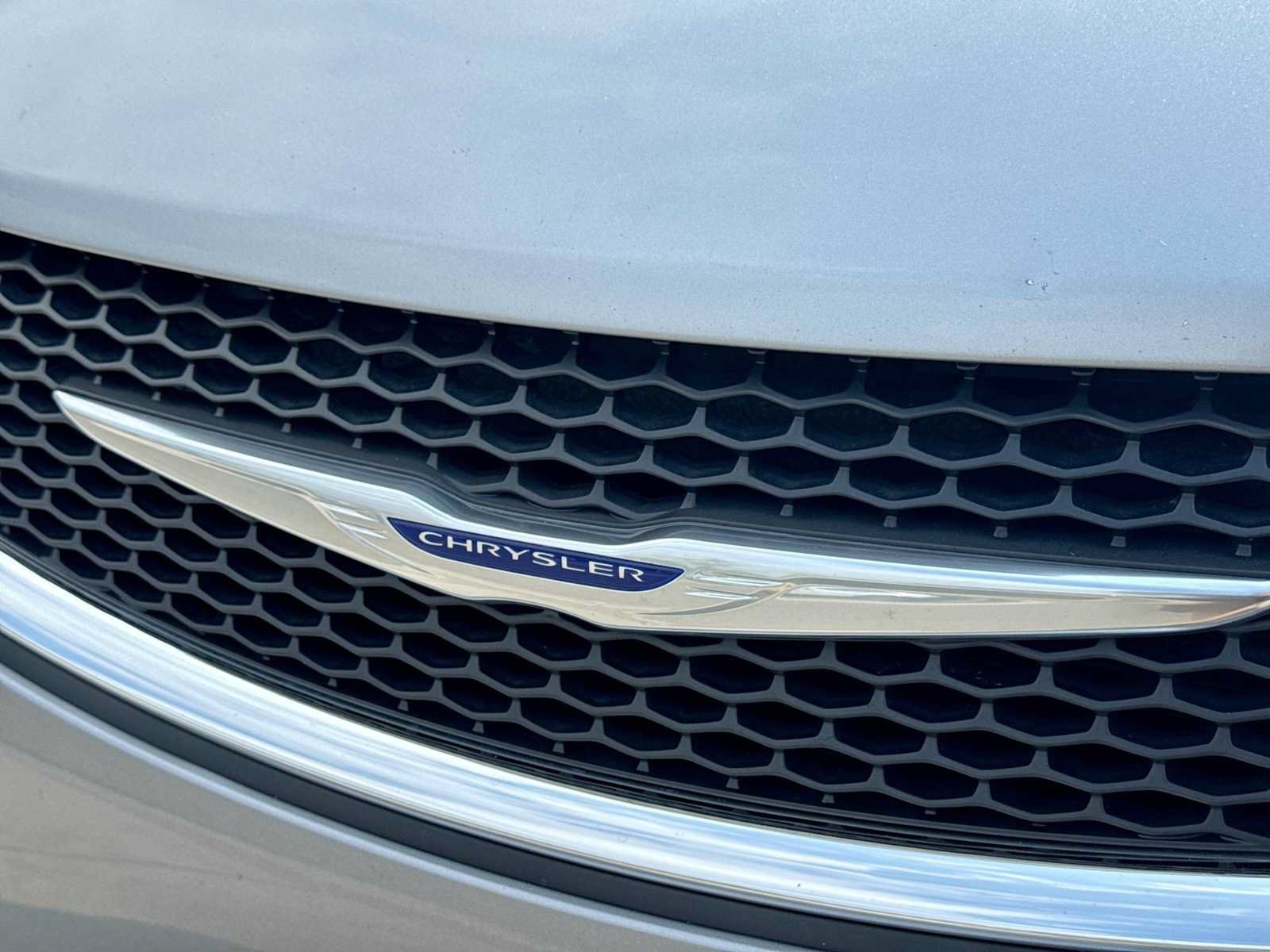Used 2018 Chrysler Pacifica Touring-L FWD image 11