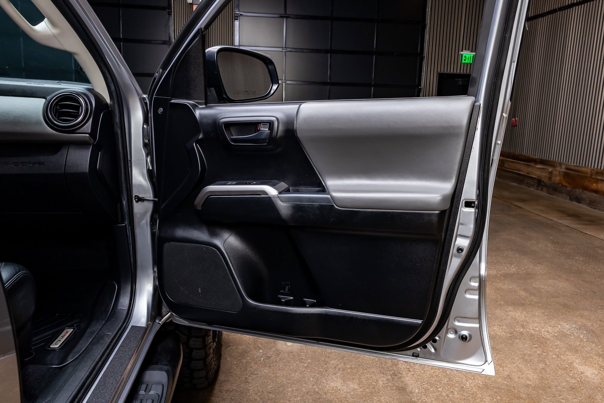 Used 2021 Toyota Tacoma SR5 RWD image 35