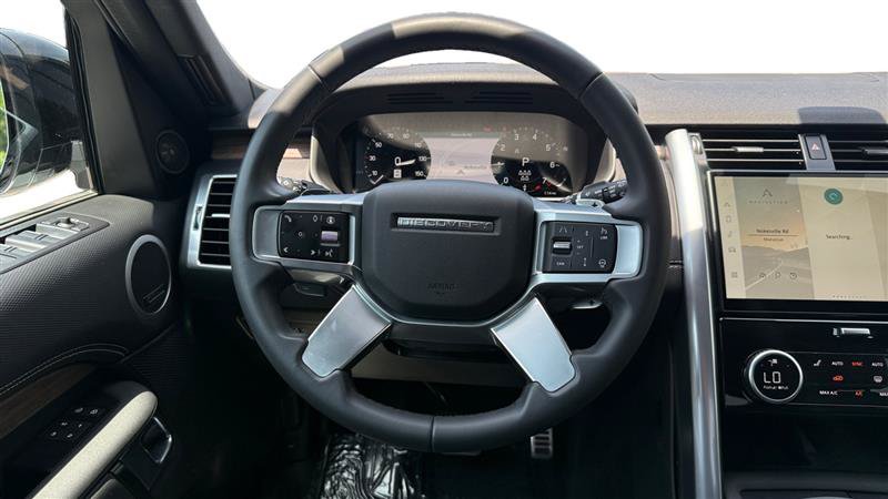 Used 2024 Land Rover Discovery Dynamic SE AWD/4WD image 13