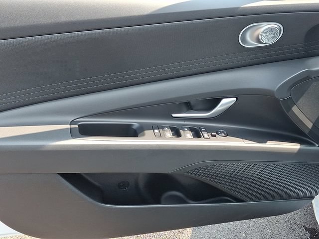 Certified 2025 Hyundai Elantra SE w/ Cargo Package FWD image 9