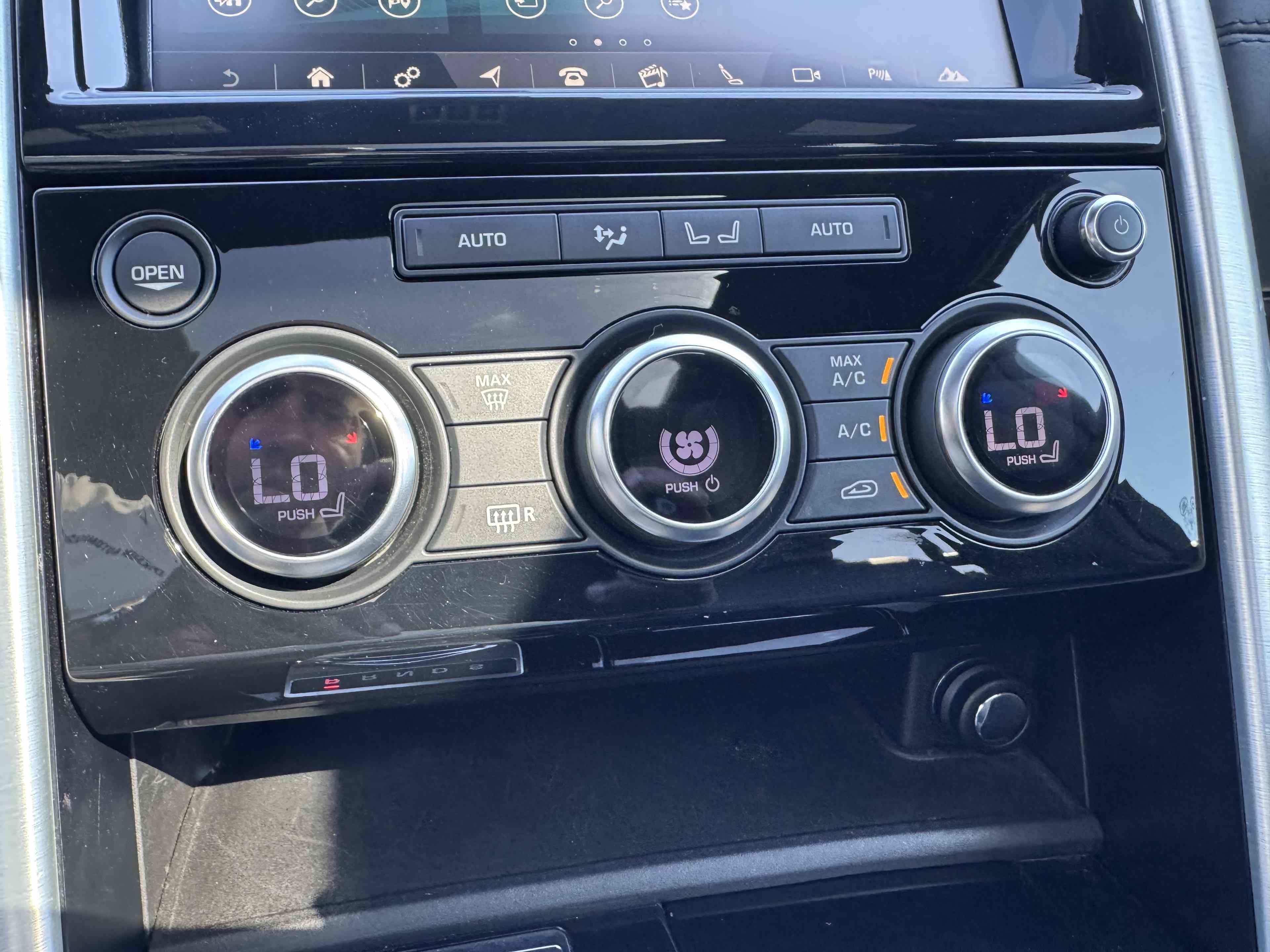 Used 2018 Land Rover Discovery HSE AWD/4WD image 28