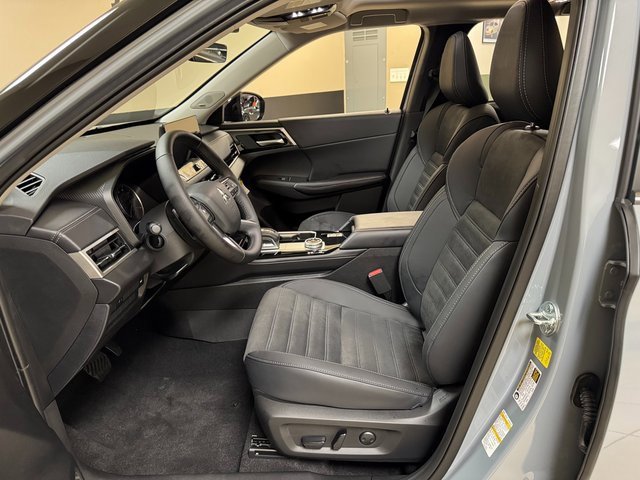 New 2025 Mitsubishi Outlander AWD image 8