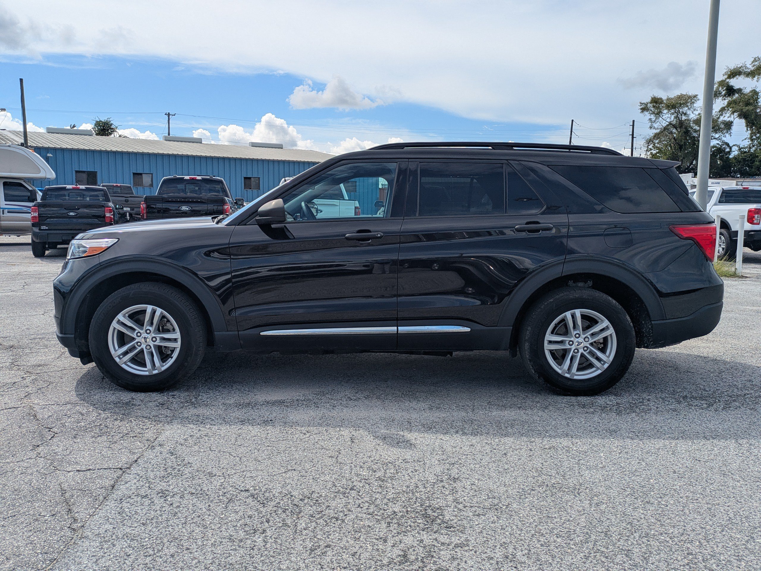 Used 2024 Ford Explorer XLT AWD/4WD image 7