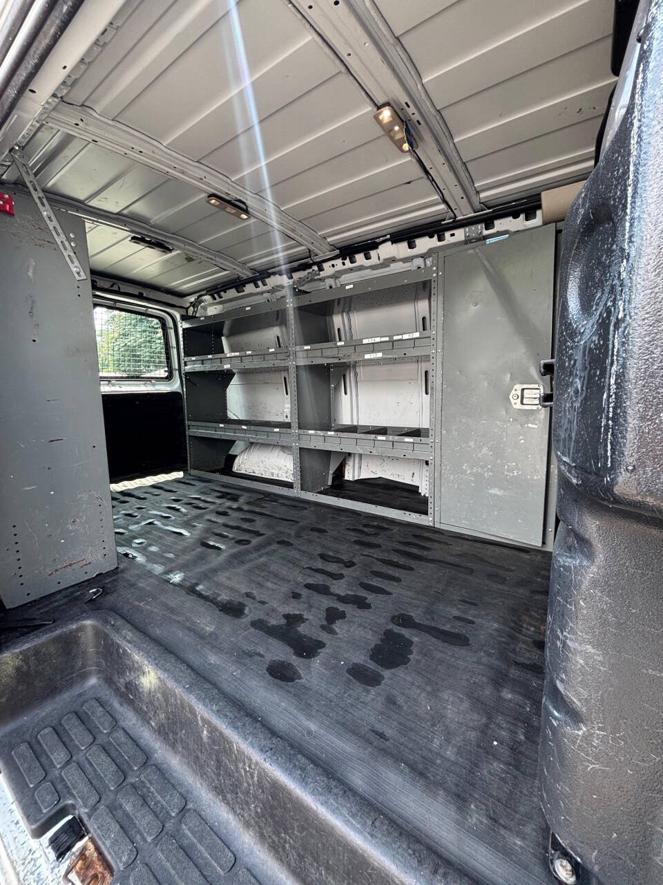 Used 2017 Chevrolet Express 2500 RWD image 17