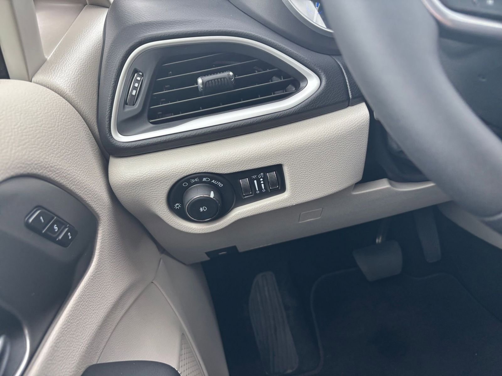 Used 2024 Chrysler Pacifica Touring-L image 34