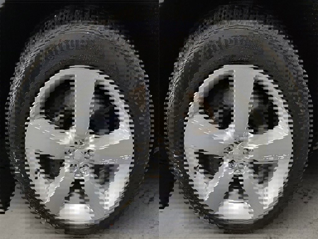 New 2024 Land Rover Defender 110 SE image 11