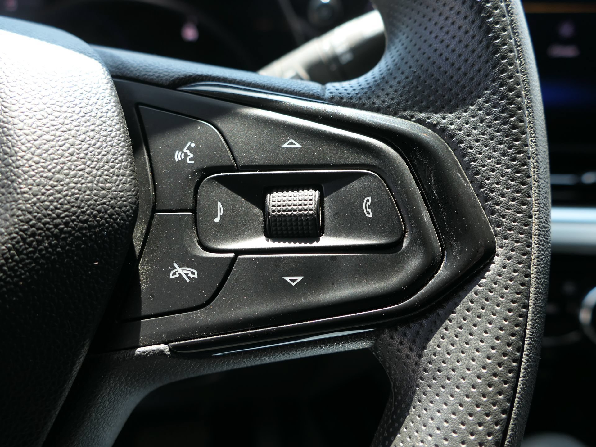 Used 2024 Chevrolet Trax LT FWD image 16