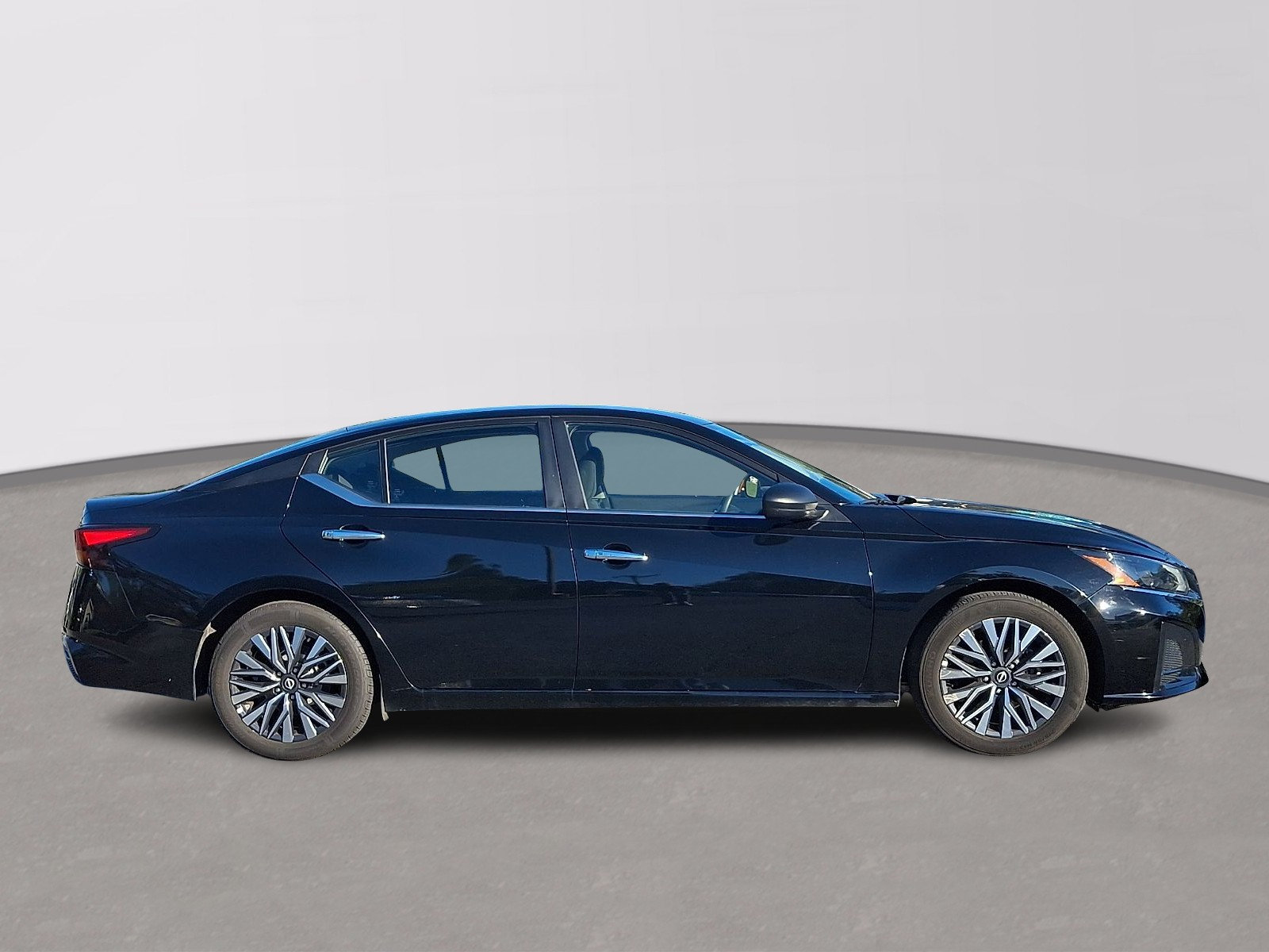 Used 2025 Nissan Altima 2.5 SV FWD image 7