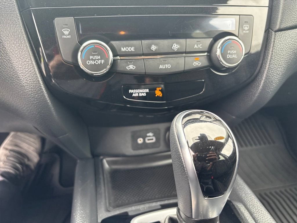 Used 2019 Nissan Rogue SV AWD/4WD image 16