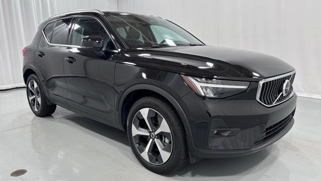 Certified 2025 Volvo XC40 B5 Plus AWD/4WD image 4