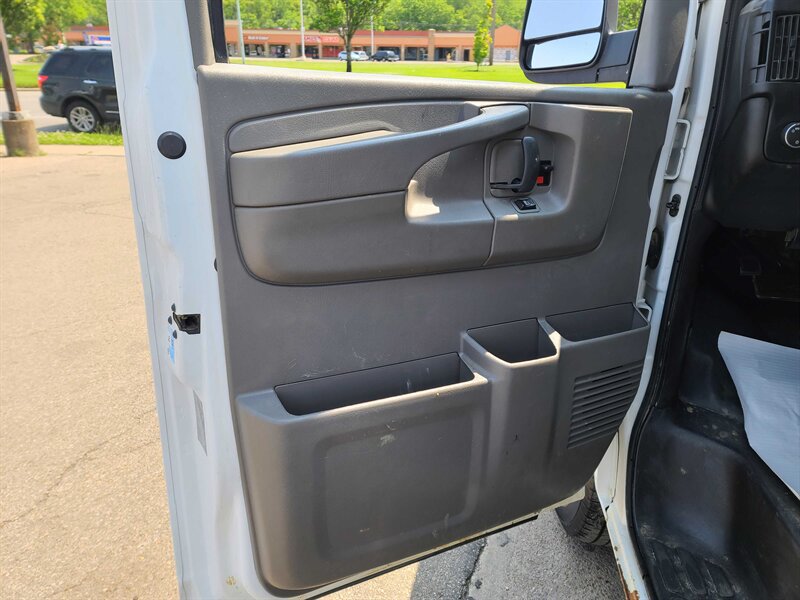 Used 2015 Chevrolet Express 2500 RWD image 7