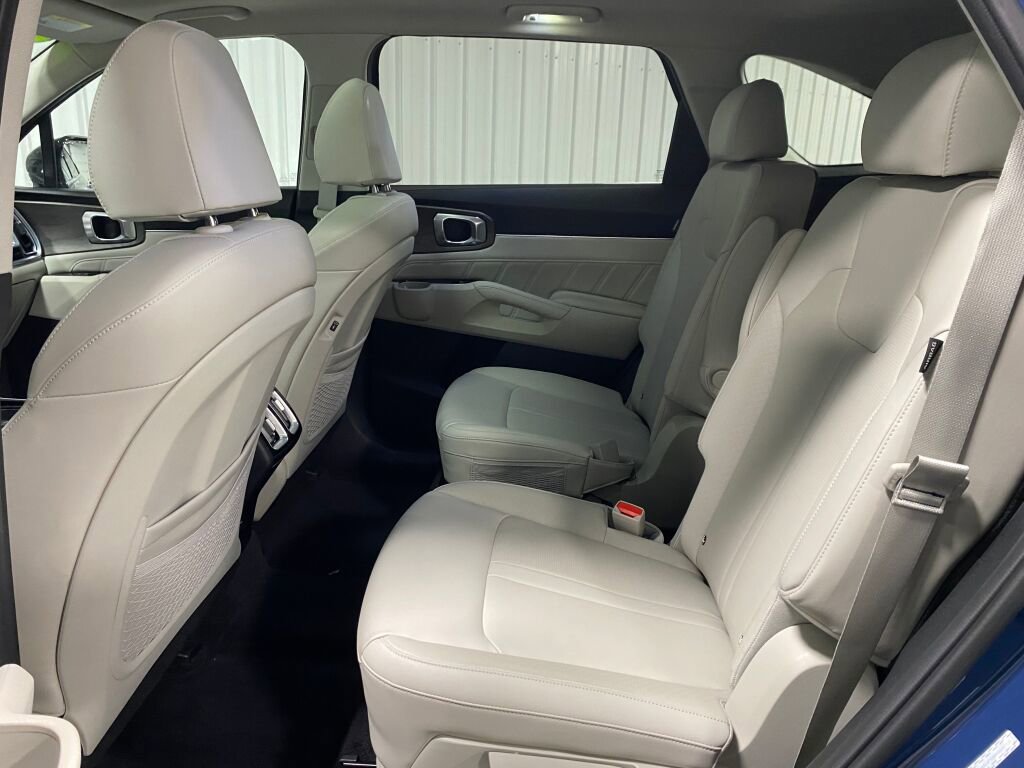 Used 2025 Kia Sorento SX AWD/4WD image 6
