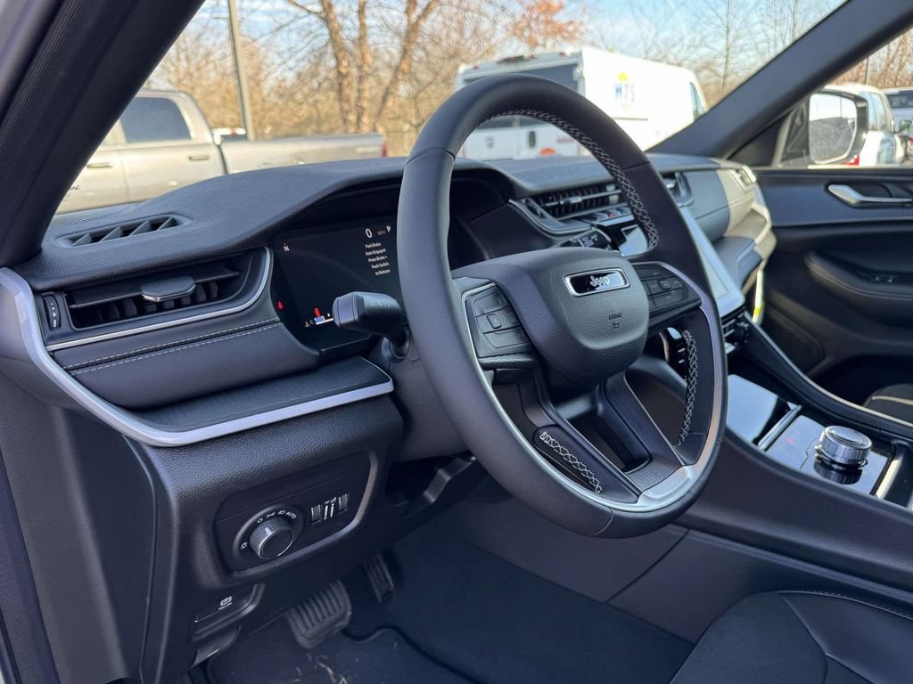 New 2025 Jeep Grand Cherokee L Altitude AWD/4WD image 2