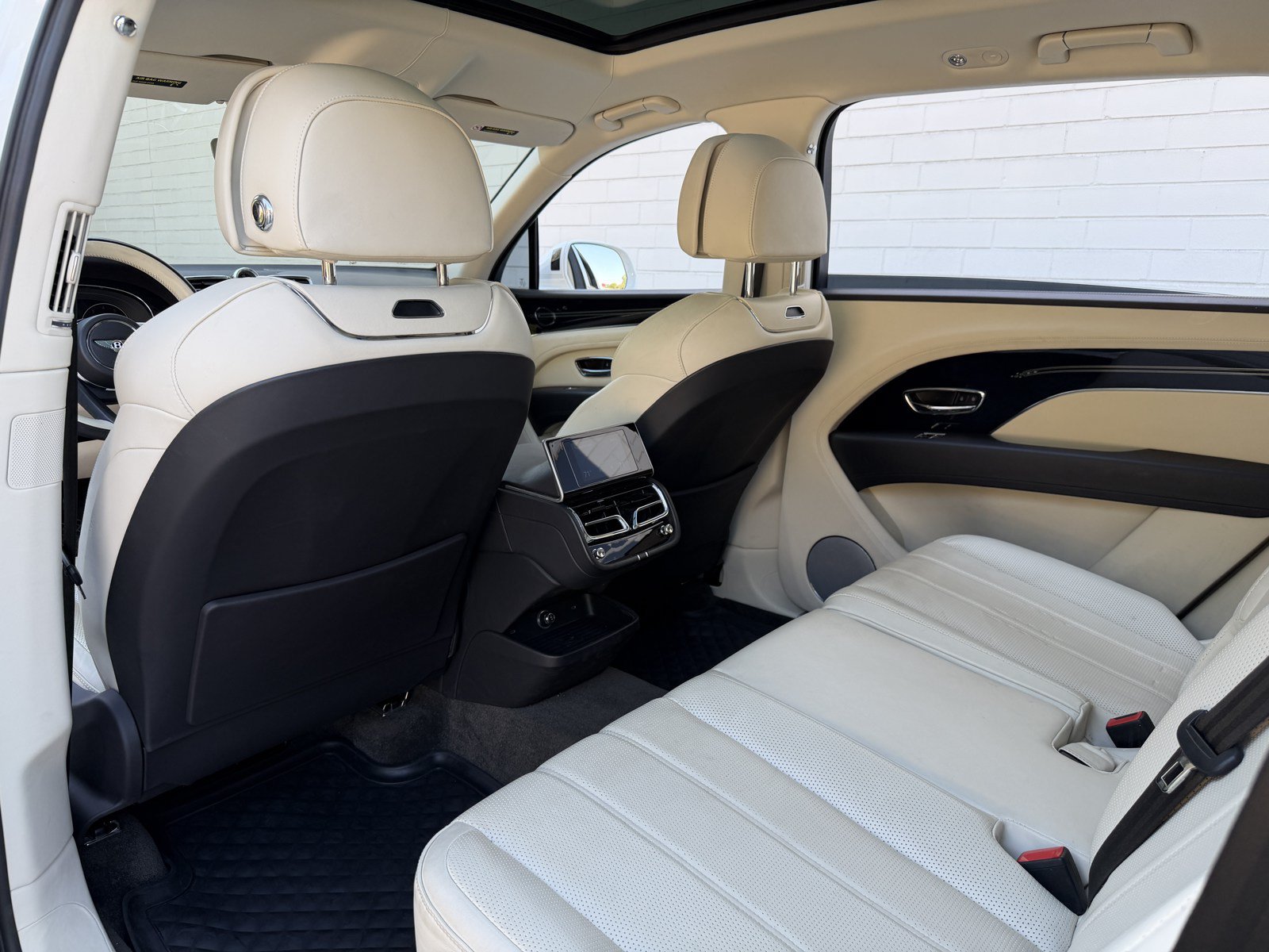 Certified 2023 Bentley Bentayga Extended Wheelbase AWD/4WD image 35
