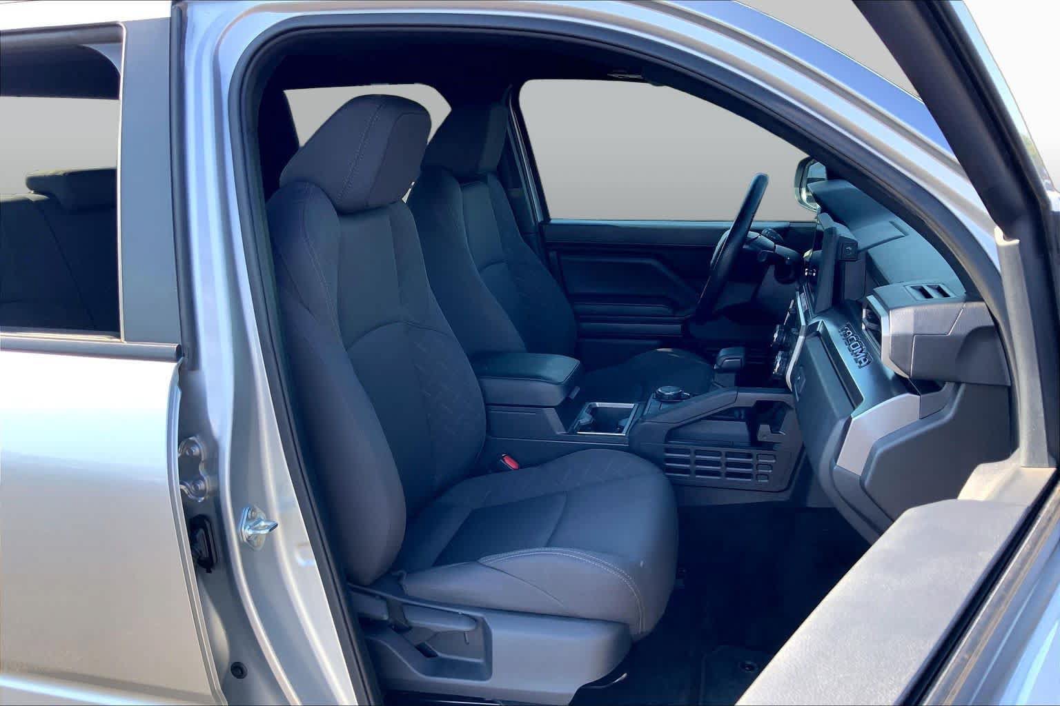 Used 2025 Toyota Tacoma SR5 AWD/4WD image 9