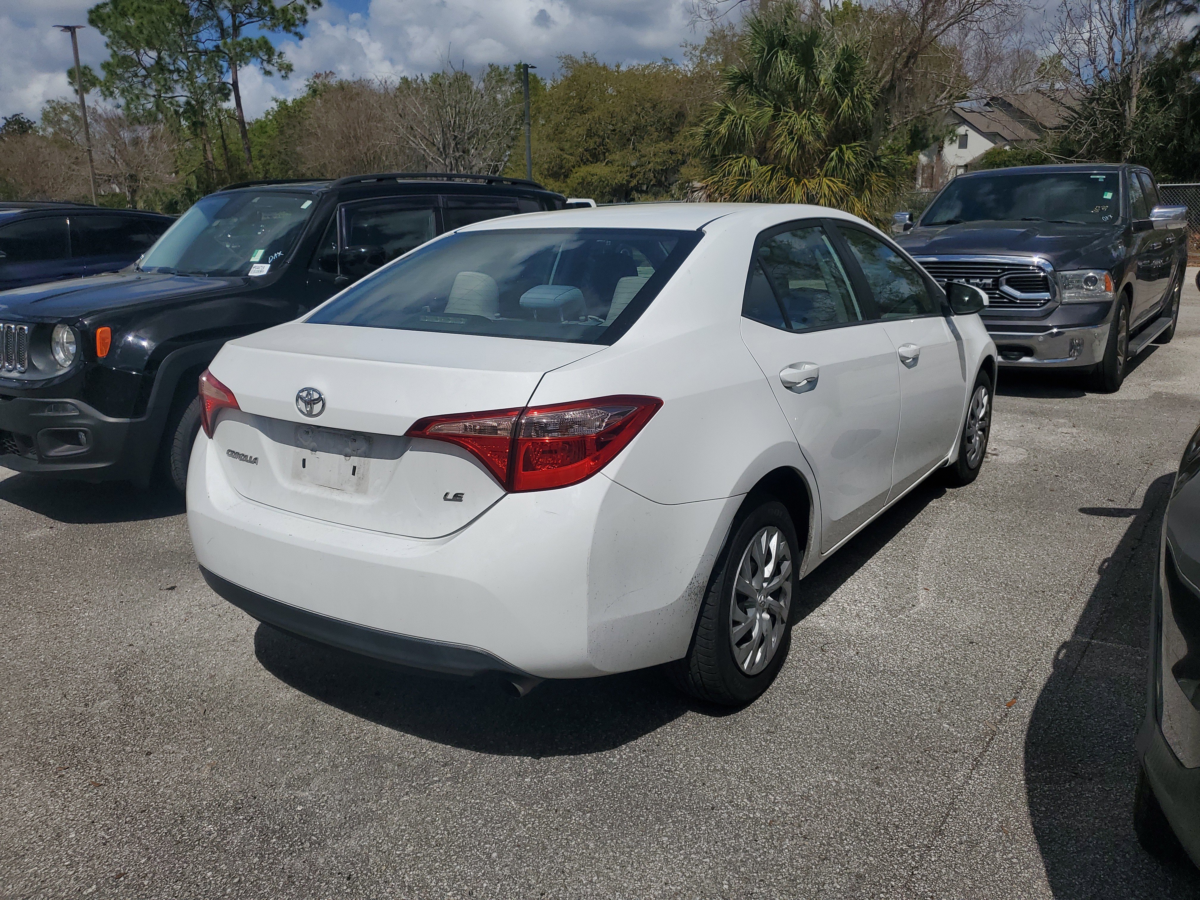 Used 2018 Toyota Corolla LE image 3