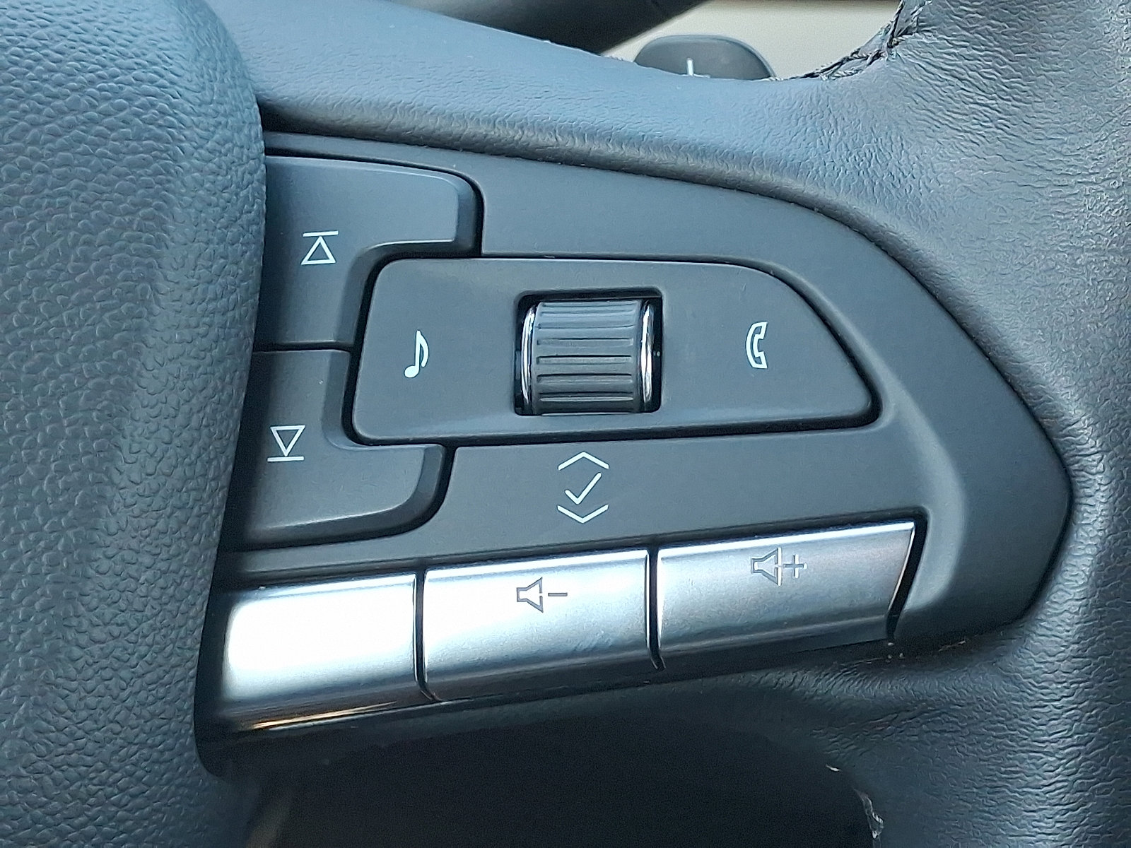 Used 2024 Cadillac XT4 Luxury w/ Cold Weather Package image 24