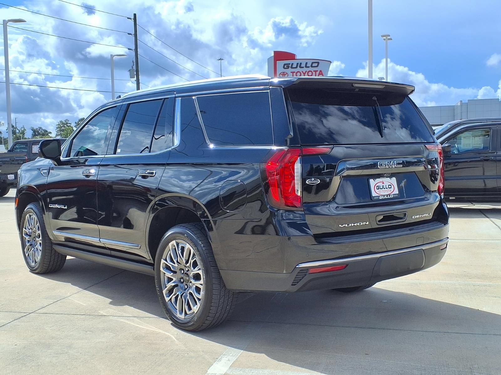 Used 2023 GMC Yukon Denali Ultimate AWD/4WD image 2