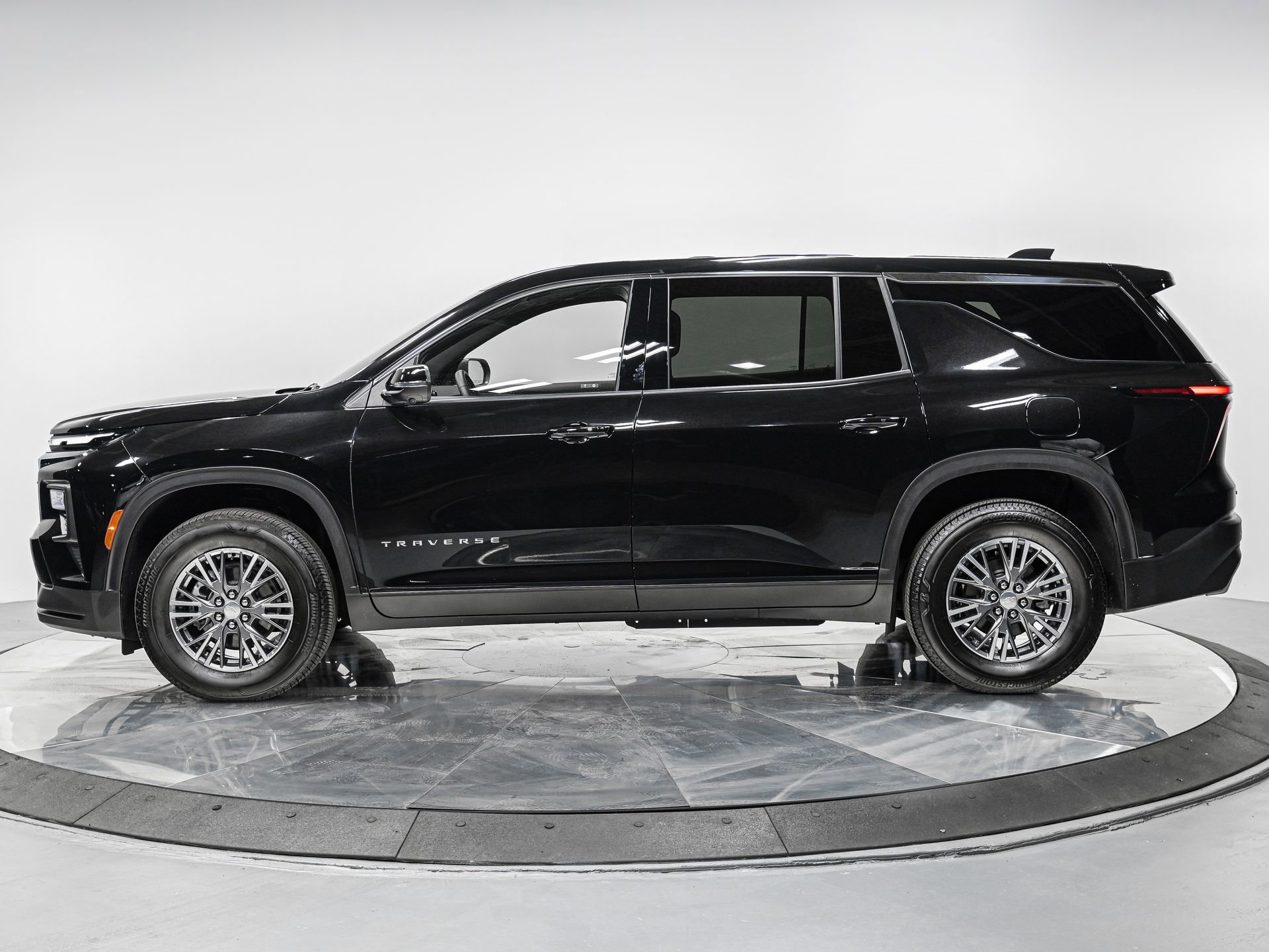 Used 2024 Chevrolet Traverse LS FWD image 2