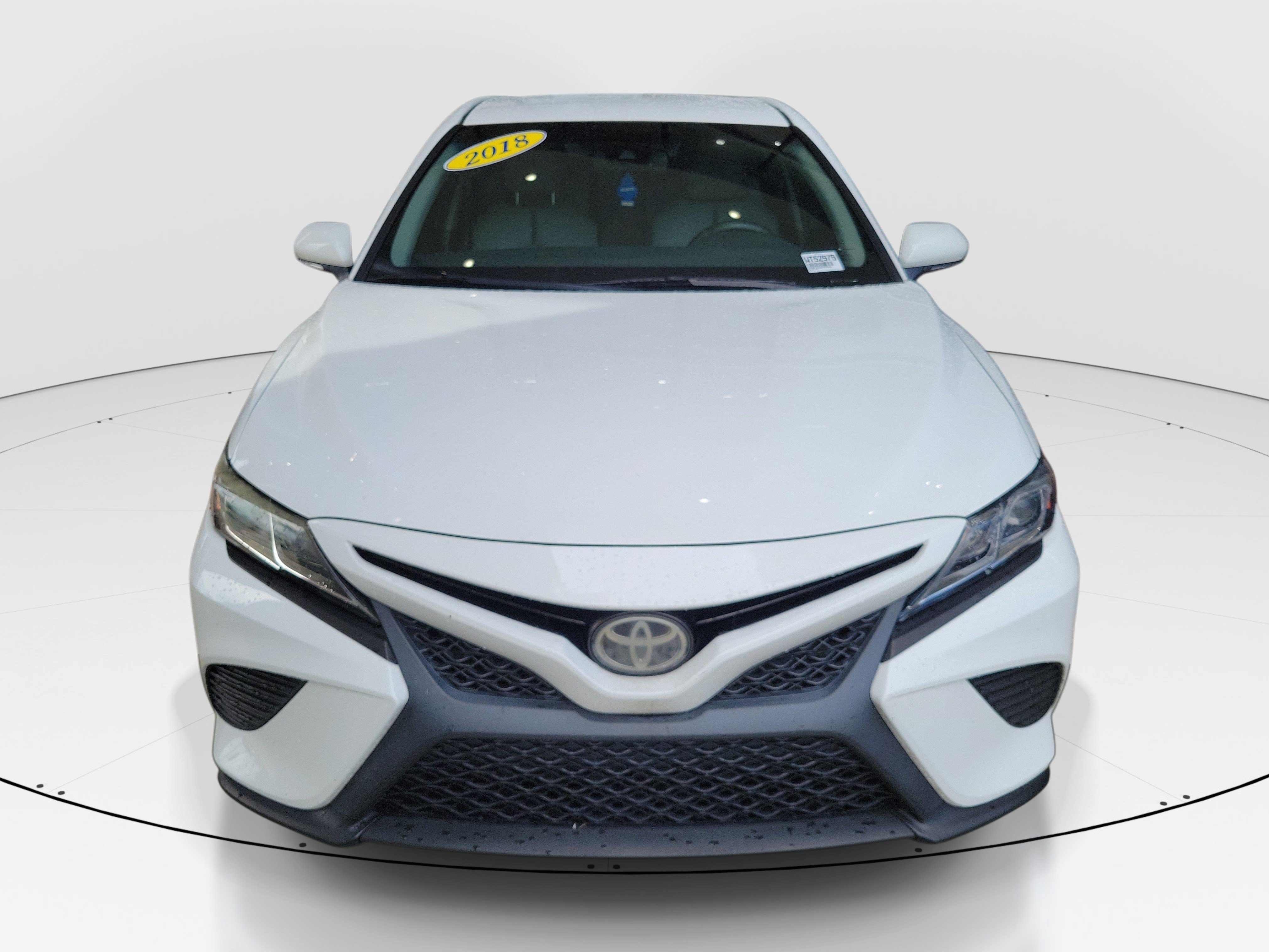 Used 2018 Toyota Camry SE w/ Convenience Package FWD image 2