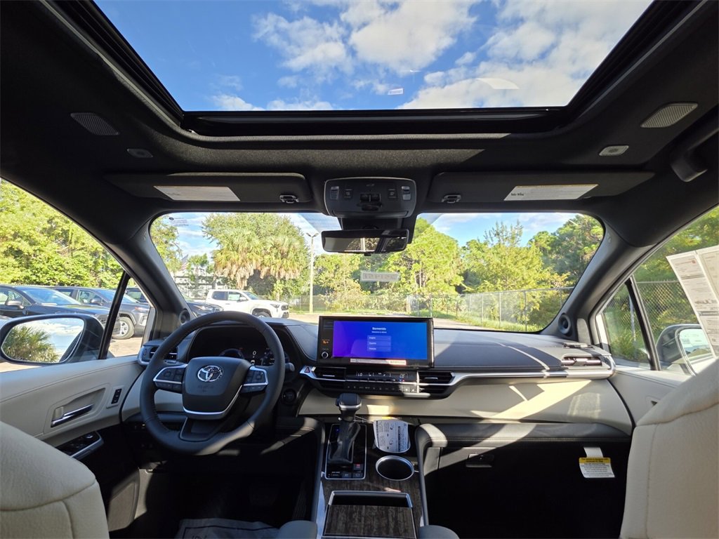 New 2025 Toyota Sienna Platinum image 4