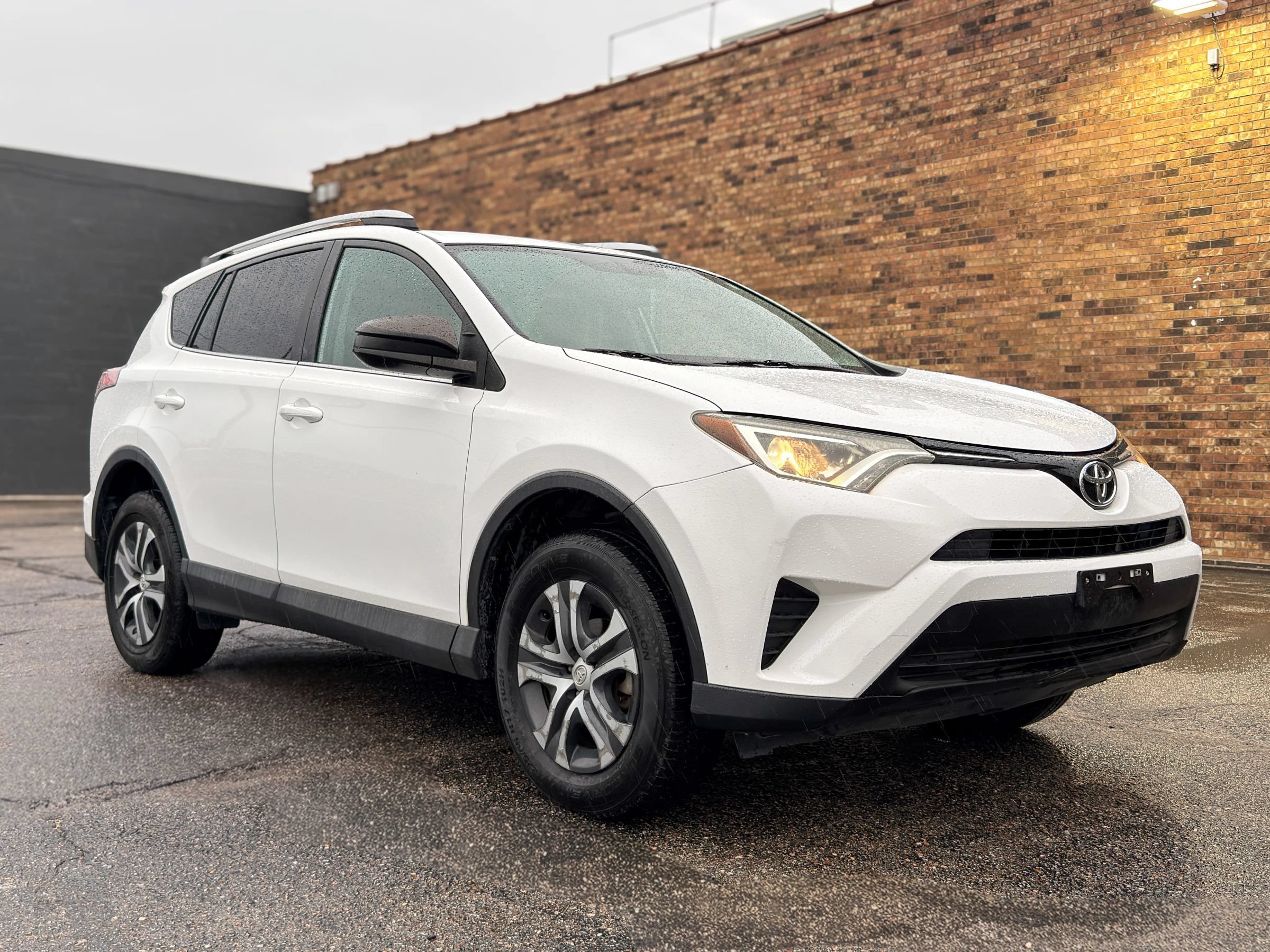 Used 2016 Toyota RAV4 LE FWD image 1