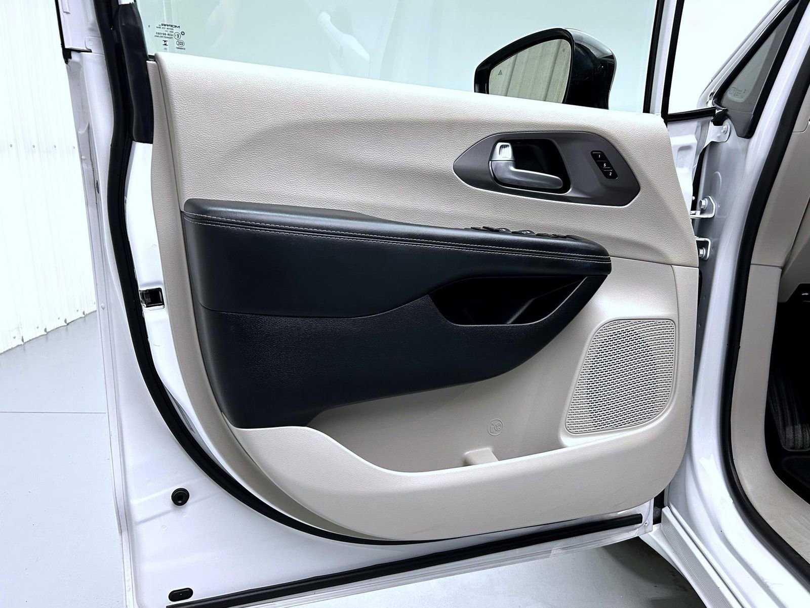 Used 2024 Chrysler Pacifica Touring-L image 9