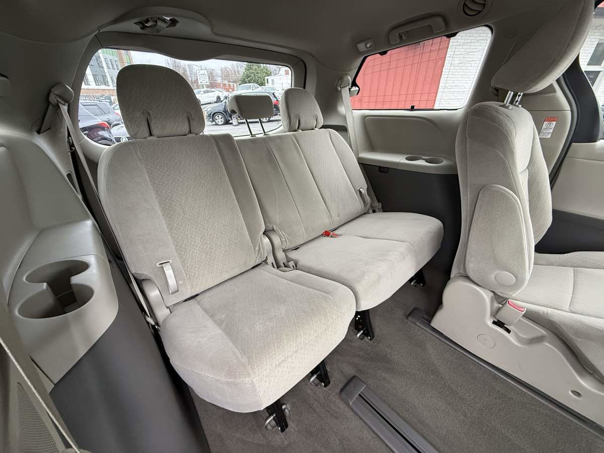 Used 2016 Toyota Sienna LE image 23