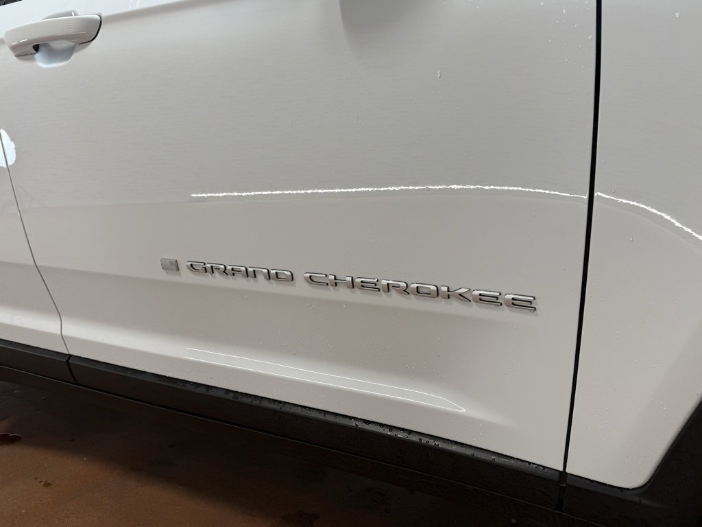 Used 2025 Jeep Grand Cherokee Limited image 10