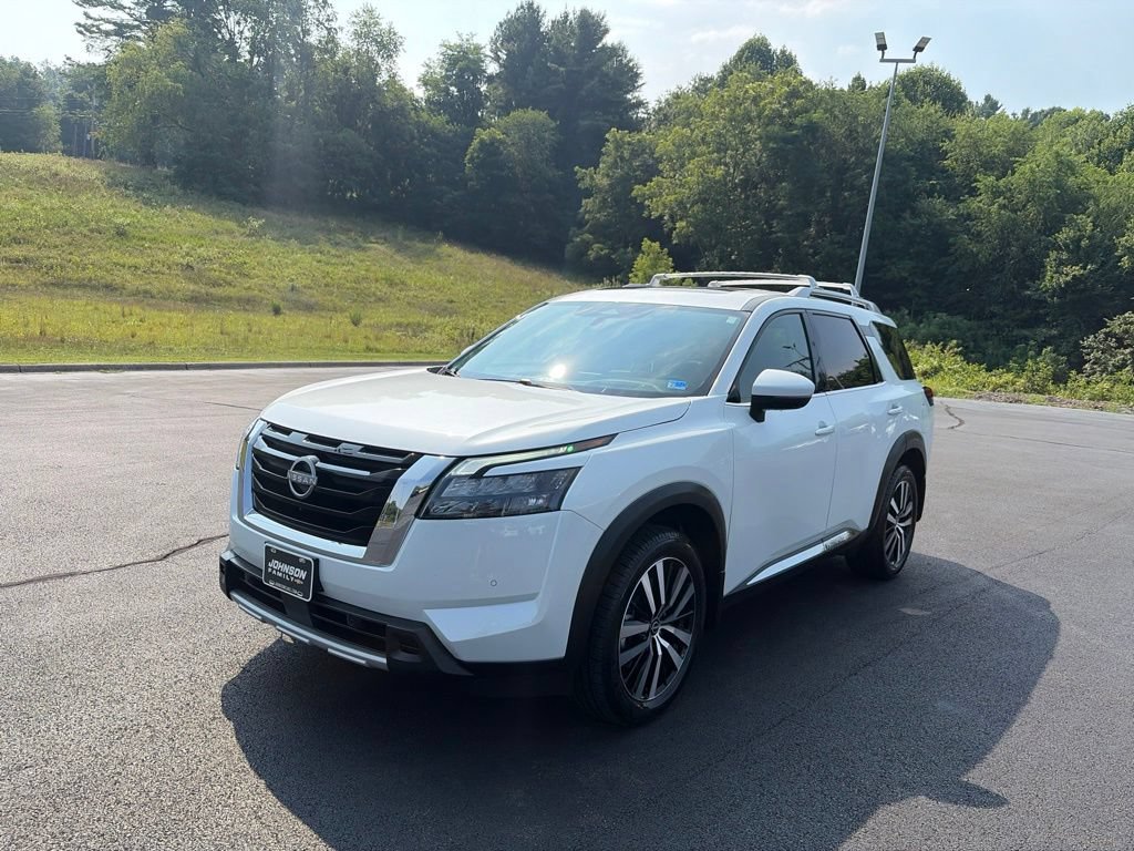 Used 2025 Nissan Pathfinder Platinum w/ Cargo Package AWD/4WD image 4