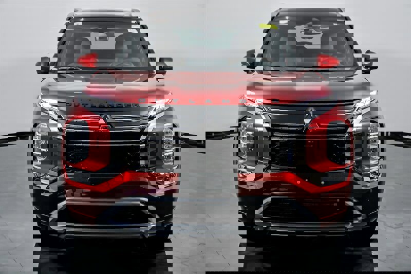 New 2025 Mitsubishi Outlander SE image 4