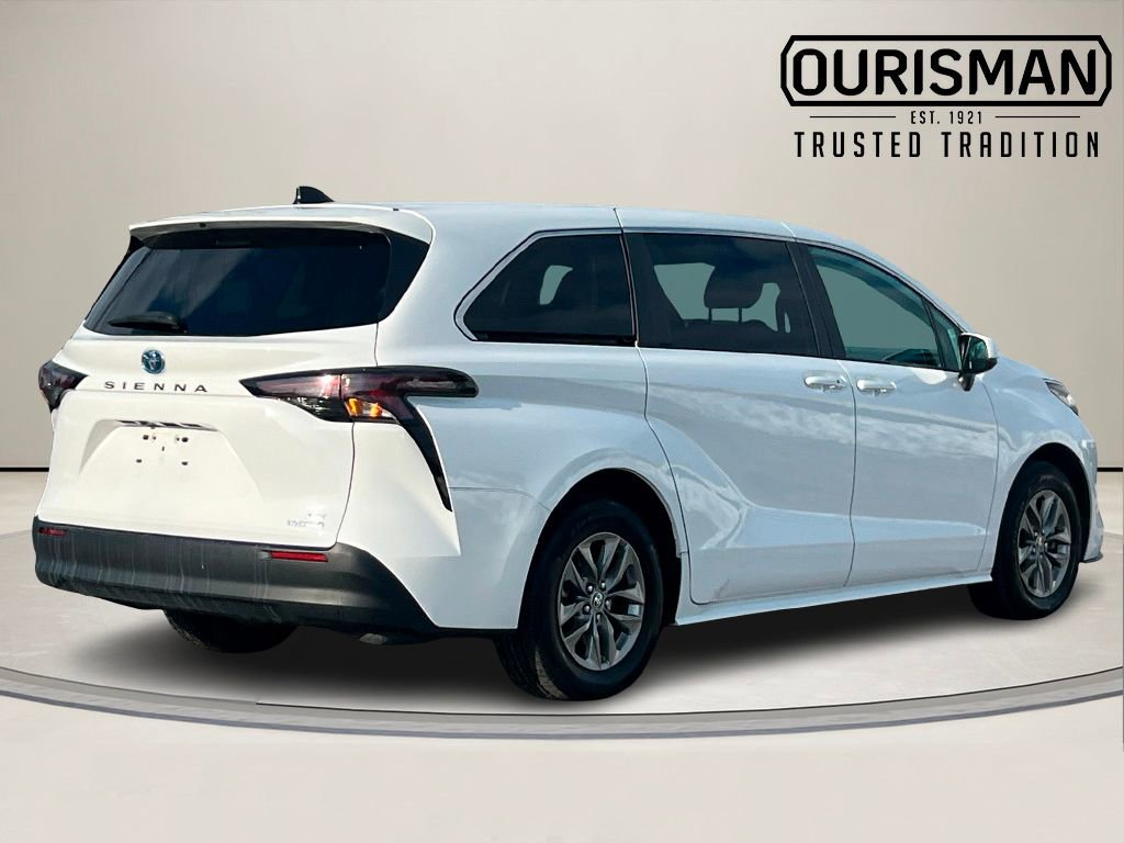 Used 2024 Toyota Sienna LE image 5