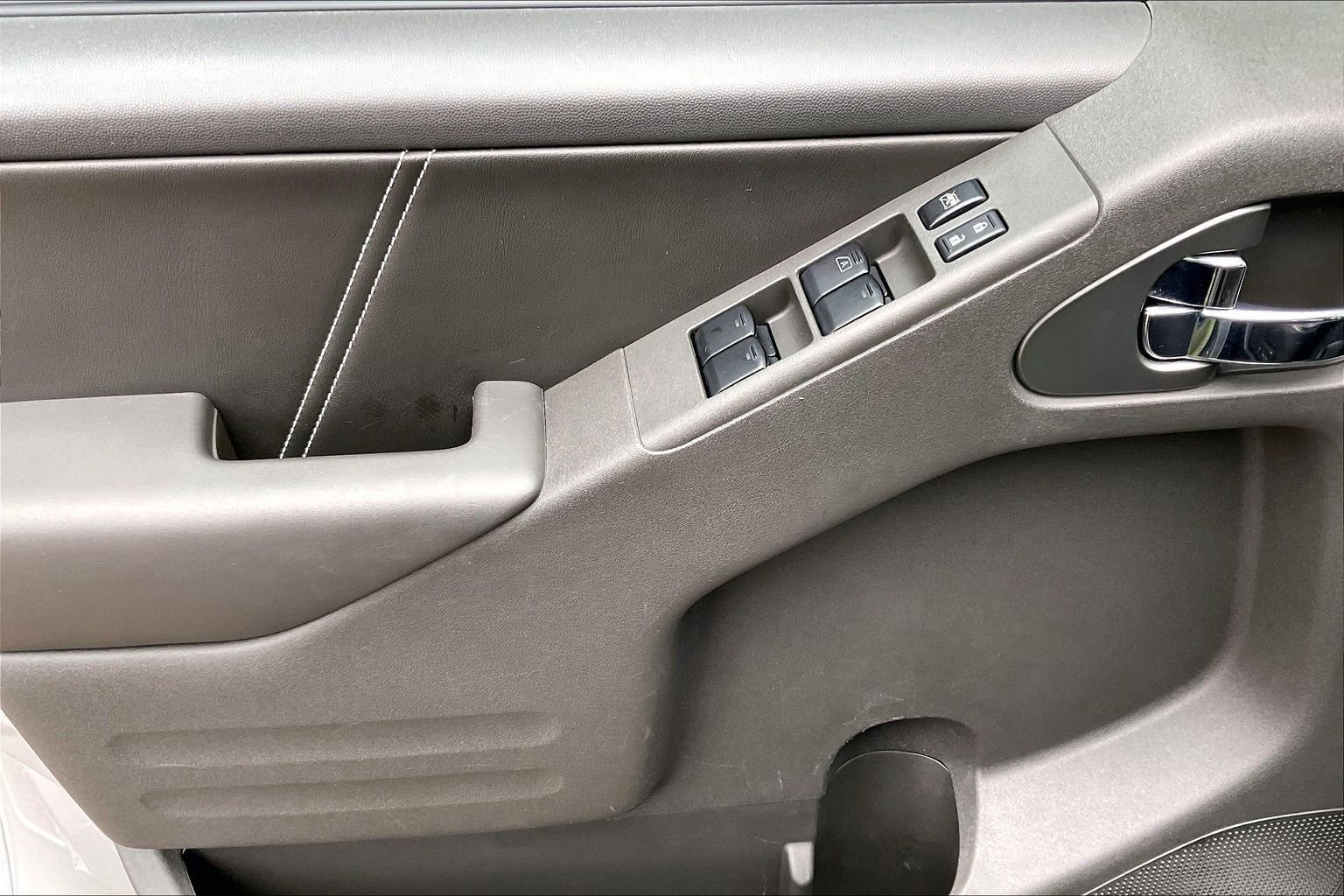 Used 2020 Nissan Frontier PRO-4X w/ Pro-4x Utility Package image 15