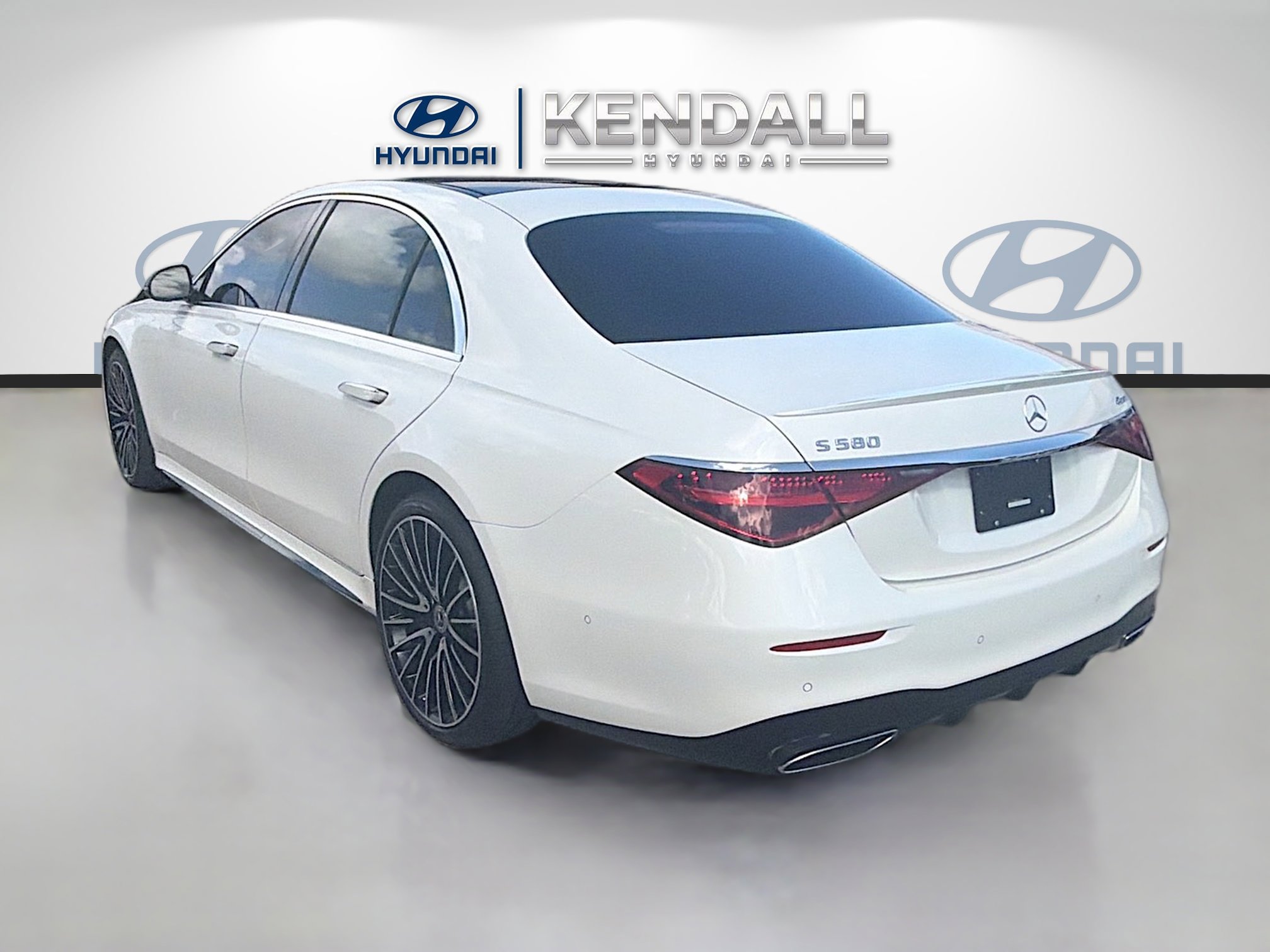 Used 2022 Mercedes-Benz S 580 4MATIC Sedan w/ AMG Line Package image 4
