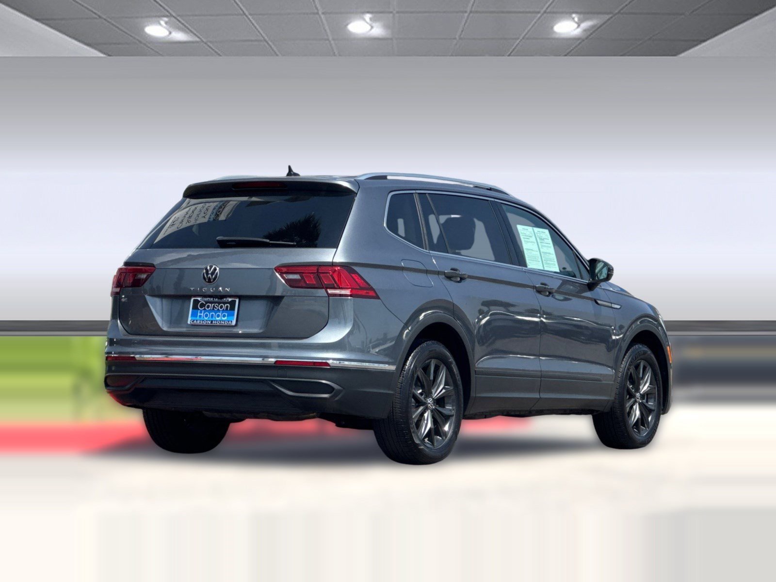 Used 2024 Volkswagen Tiguan SE w/ Panoramic Sunroof Package FWD image 9