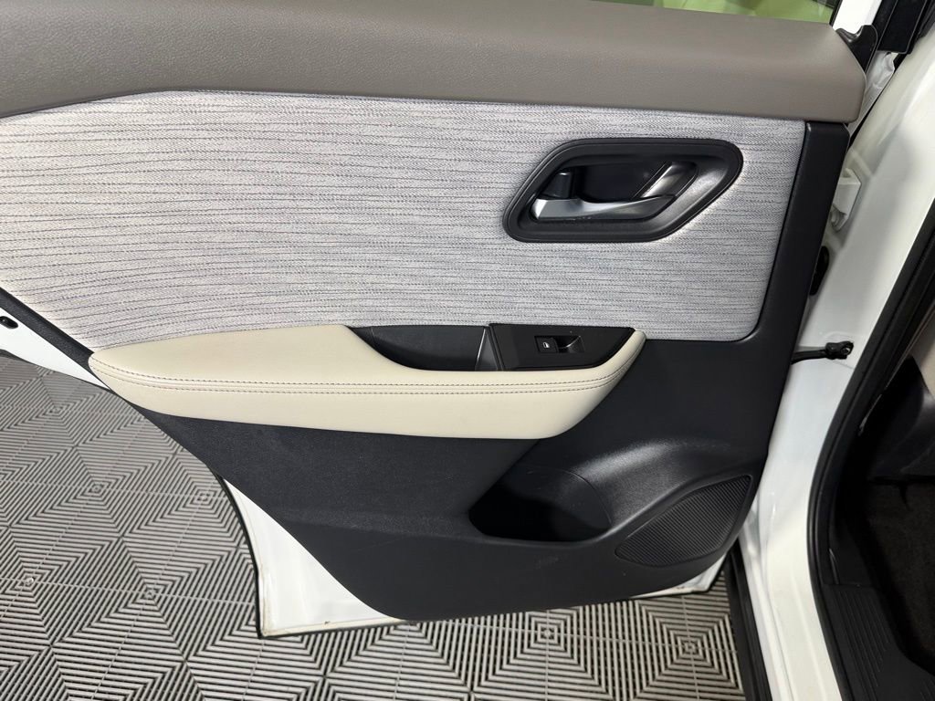 Used 2023 Nissan Rogue SV FWD image 25