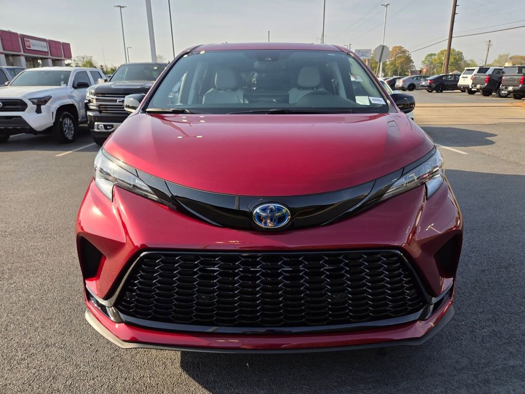 Used 2025 Toyota Sienna XSE image 2