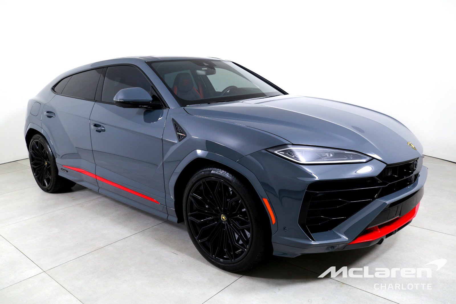 Used 2025 Lamborghini Urus SE AWD/4WD image 3