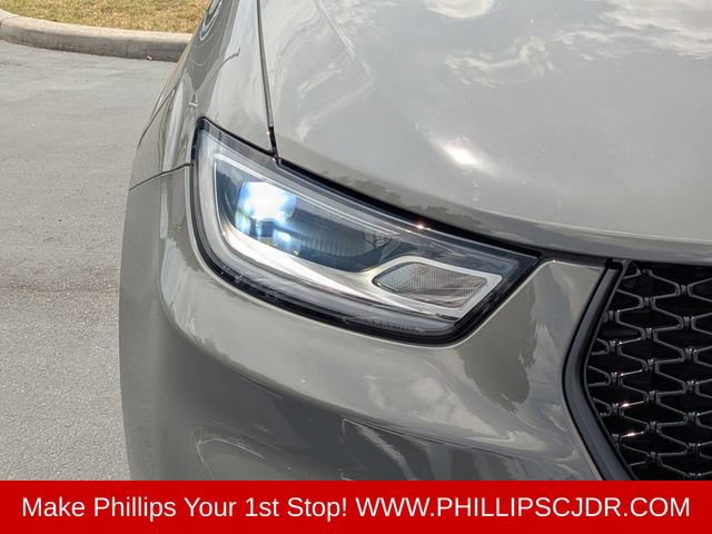 Used 2025 Chrysler Pacifica Premium FWD image 9