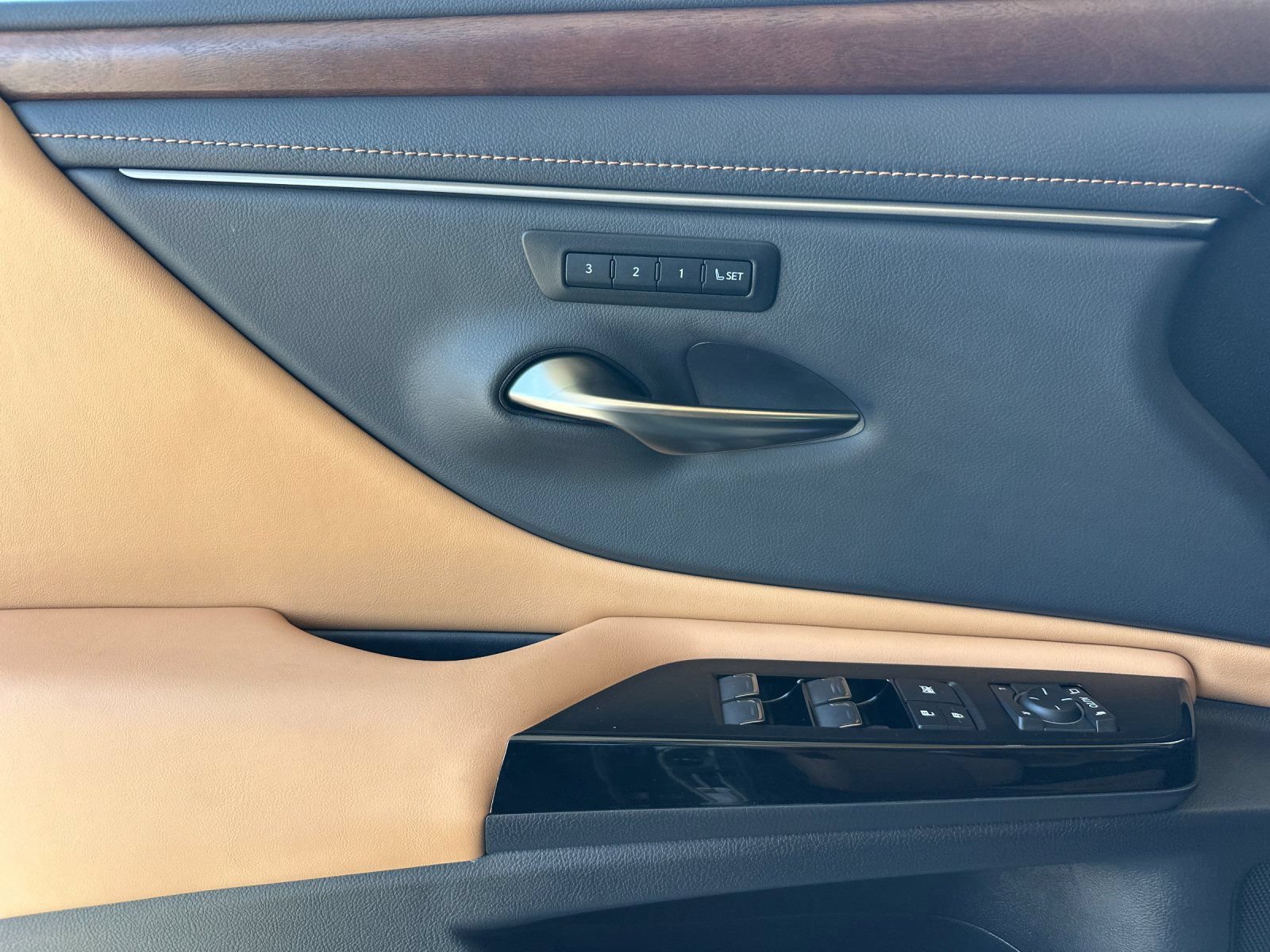 Used 2025 Lexus ES 300h w/ Premium Package FWD image 11