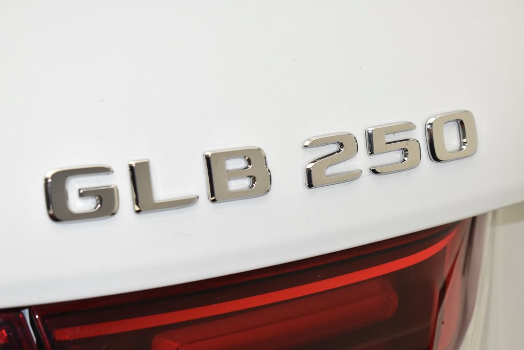 Used 2025 Mercedes-Benz GLB 250 4MATIC image 9