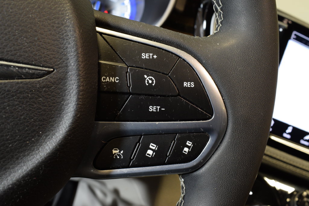 Used 2023 Chrysler Pacifica Limited AWD/4WD image 21