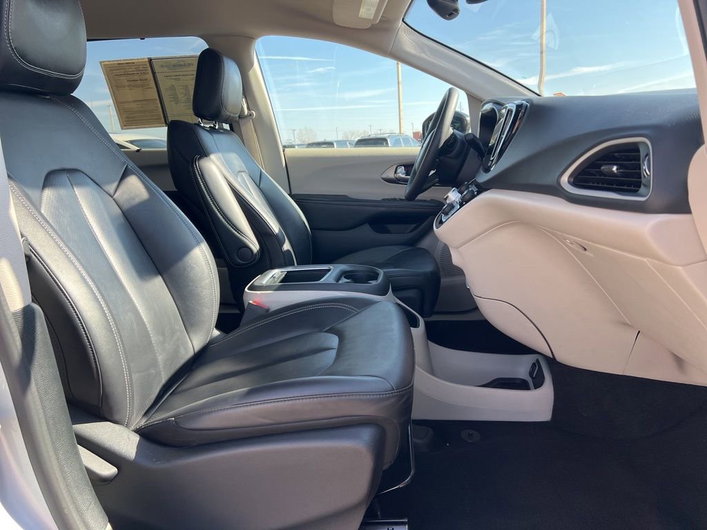 Used 2024 Chrysler Pacifica Touring-L image 26