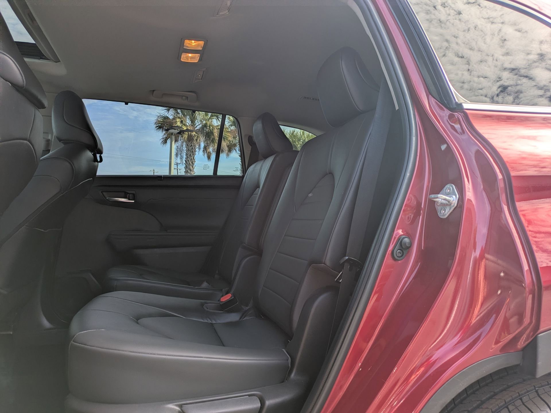 Used 2022 Toyota Highlander XLE image 18