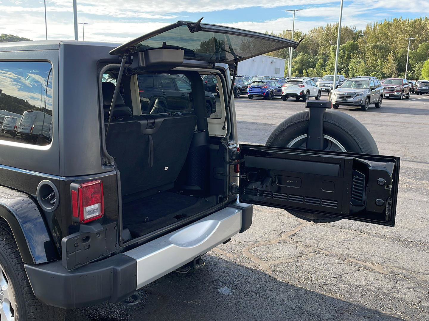 Used 2015 Jeep Wrangler Sahara w/ Connectivity Group AWD/4WD image 23