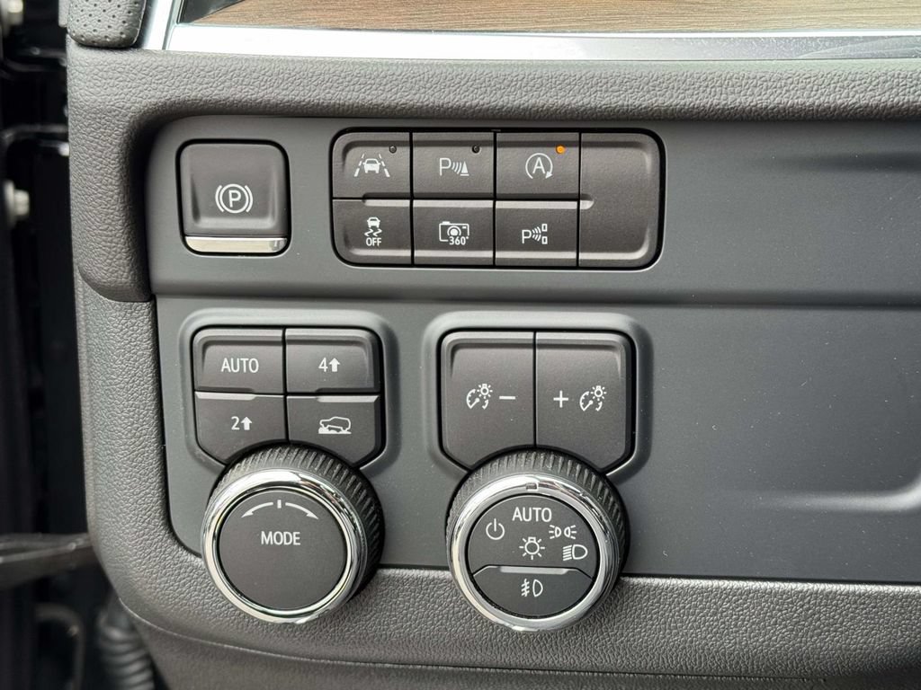 Used 2025 Chevrolet Suburban High Country AWD/4WD image 18