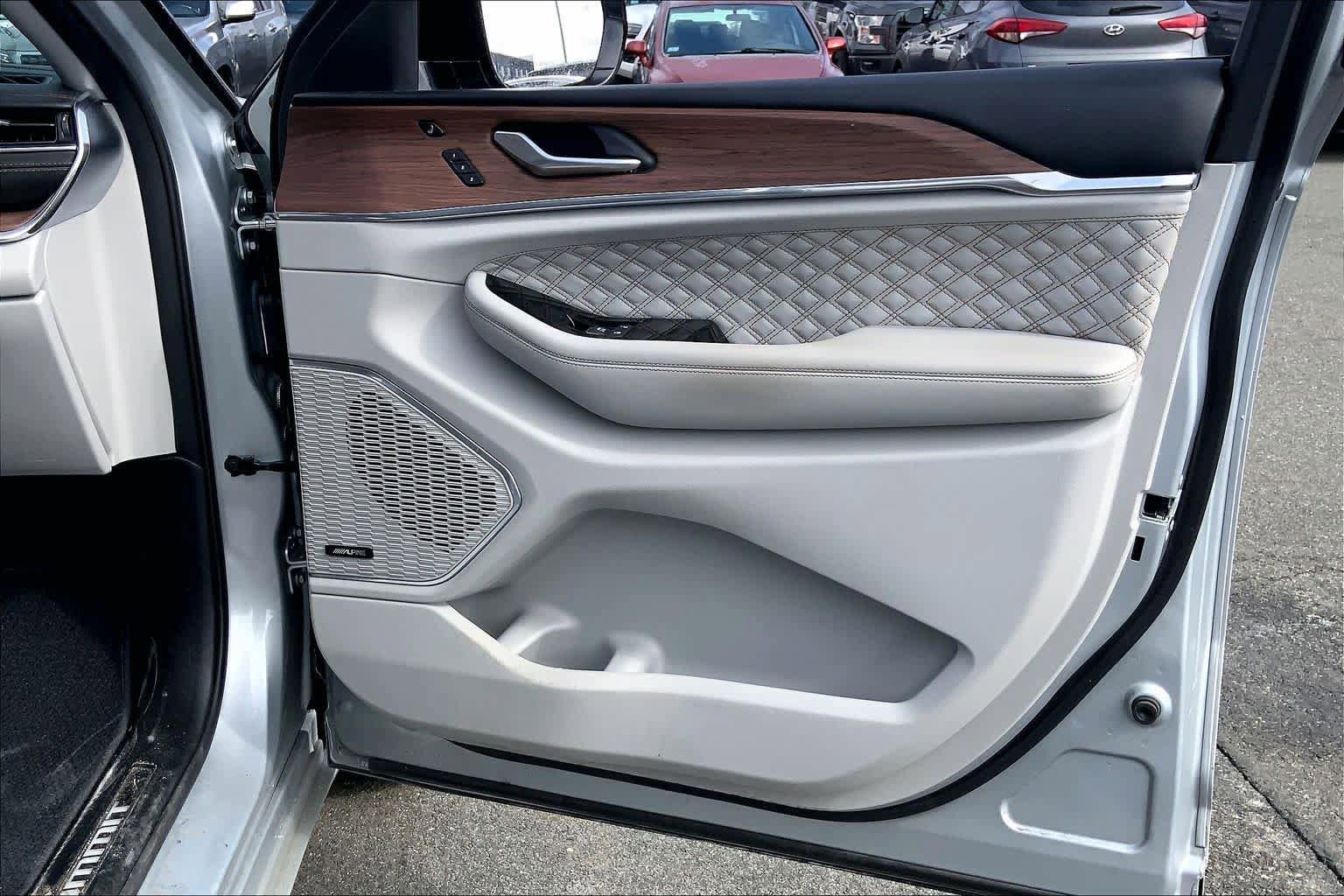Used 2023 Jeep Grand Cherokee L Summit w/ Luxury Tech Group V image 23