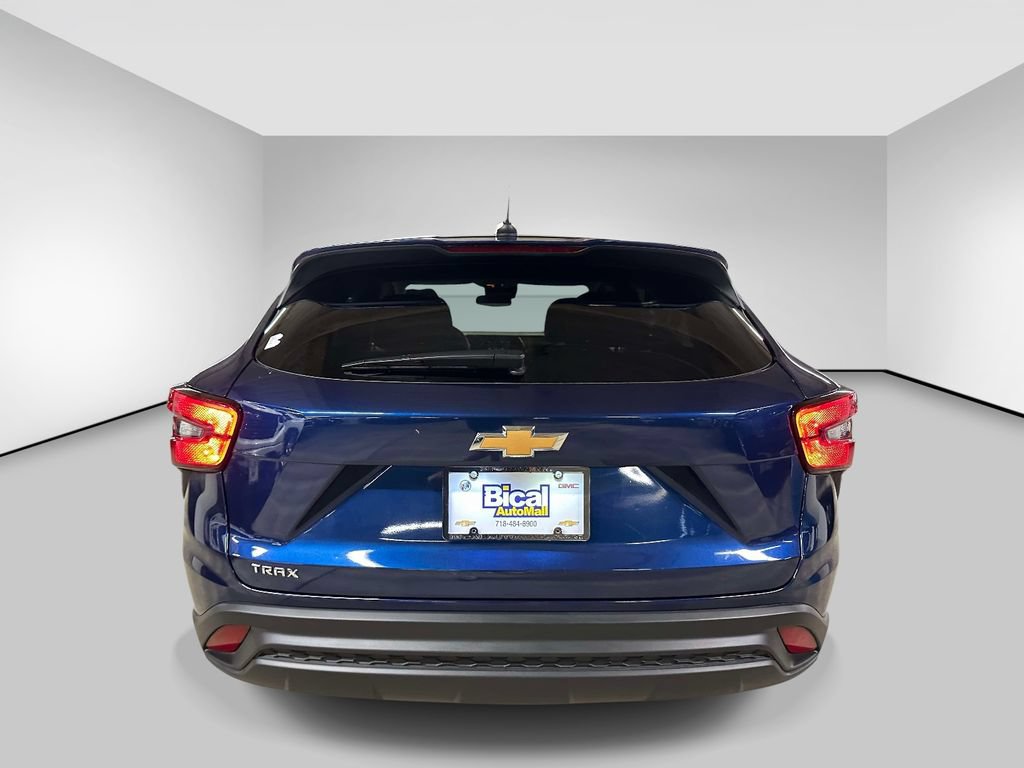 Used 2024 Chevrolet Trax LS w/ LS Convenience Package FWD image 4