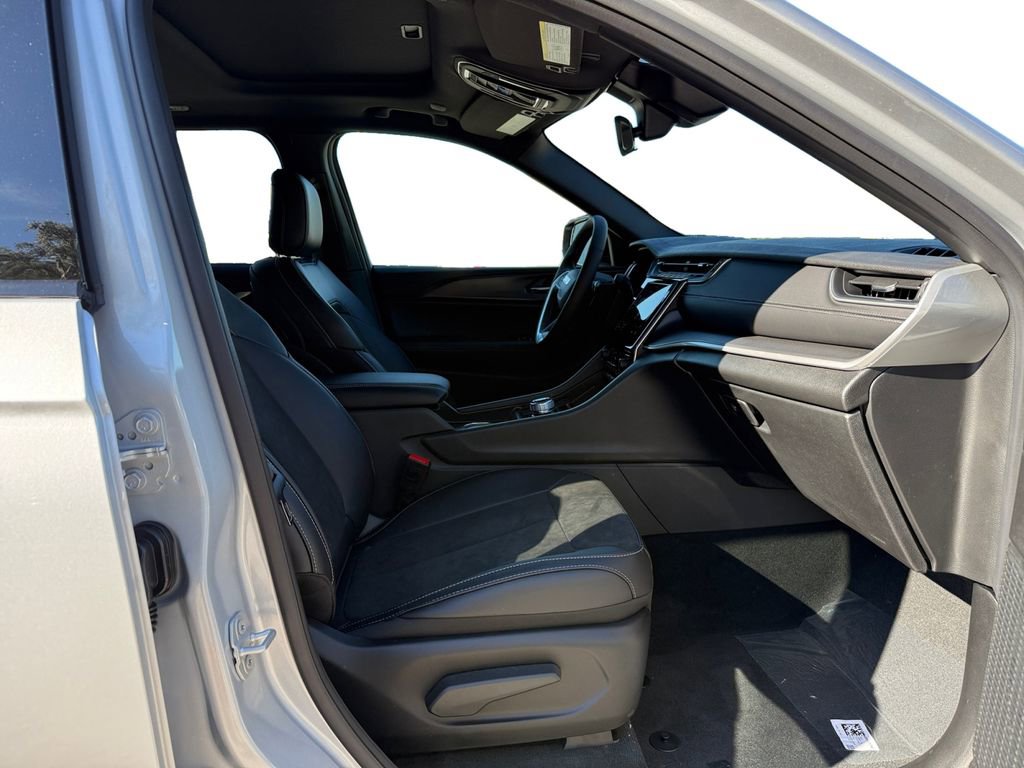 New 2025 Jeep Grand Cherokee Altitude image 15